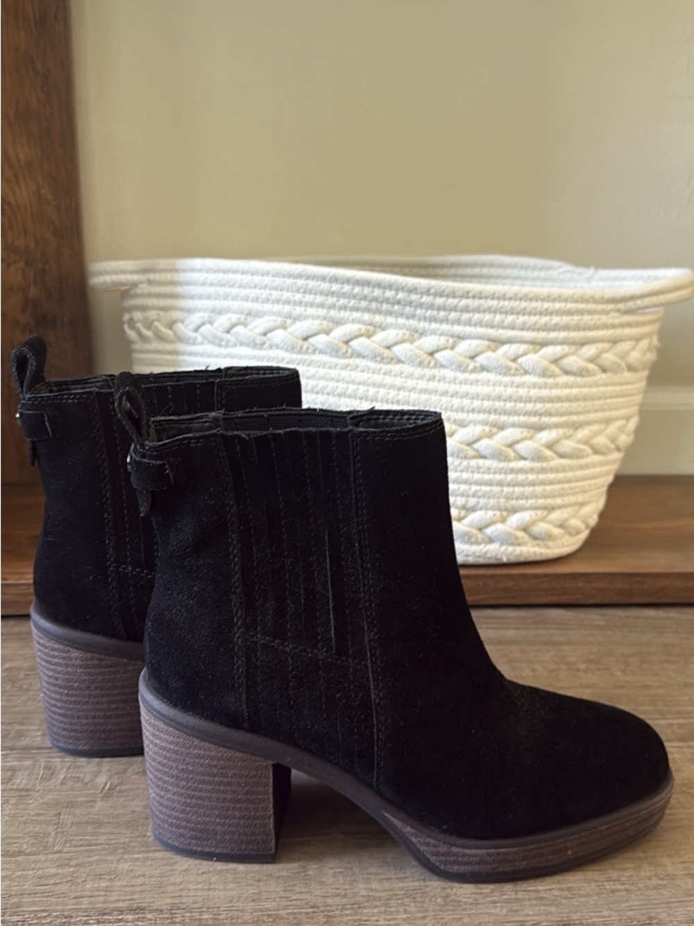 Crown Vintage Black Suede Chelsea Booties Block Heel Ankle Boots 8 NWOT